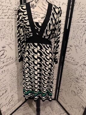 Black and White Geometric Print Dress with Green Accent
